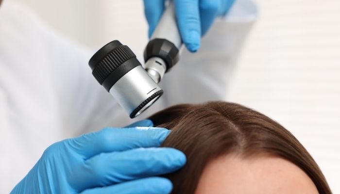 como evitar la caspa en el pelo